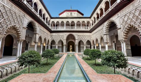 O Alcázar de Sevilla: Uma Fortaleza que Conta Histórias e Espelha Sonhos!