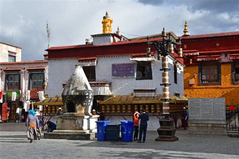 O Templo Jokhang: Uma Jóia Arquivista da Fé Tibetana e um Turbilhão de Devoção!