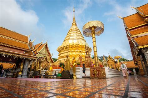 O Templo Wat Phra That Doi Suthep: Uma Jóia Dourada no Topo de uma Montanha Sagrada!