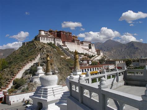 Potala Palace: Um Santuário Tibetano de Beleza e Esplendor no Coração da China!