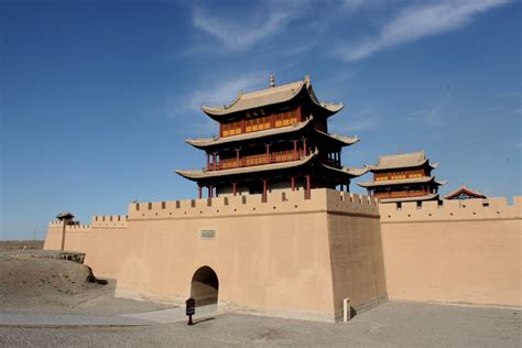 A Fortaleza de Jiayuguan! Uma Sentinela Histórica que Transcende o Tempo!