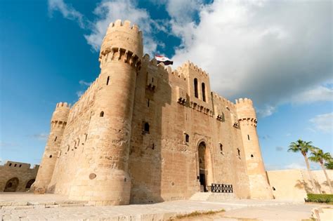 A Fortaleza de Qaitbay: Uma Sentinela Medieval com Vistas Inesquecíveis do Mar Mediterrâneo!