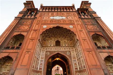  A Impossível Beleza da Mesquita Wazir Khan: Uma Jóia Escondida em Lahore!