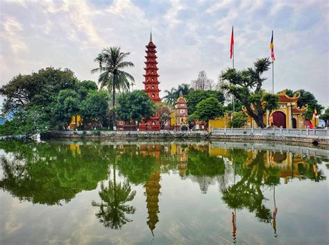 A Pagode Tran Quoc - Um Oásis de Paz no Coração do Caótico Hanoi!