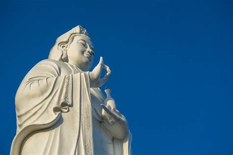  A Ponte do Céu Azul: Contemple a Arte Budista e Descubra a Beleza Natural da Região!