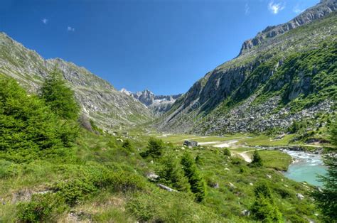 A Ura dell'Orco: Um Desafio Glacial Entre Montanhas Majestosa!