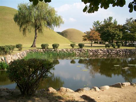 Gyeongju Tumuli Park: Um Passeio Através da História e dos Mistérios Antigos!