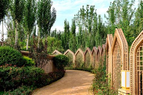  Jardim Internacional de Urumqi: Um Oasis Verde e Vibrante no Coração do Deserto!