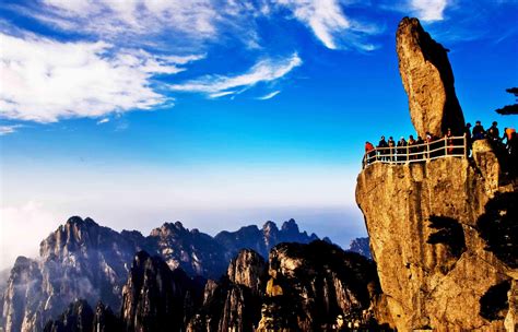 Monte Huangshan: Uma Maravilha Geológica de Cumes Nebulosos e Templos Antigos!