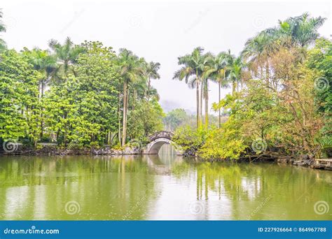  Parque Qingxiu: Um Refúgio Verdejante com Lago Sereno para Relaxamento Completo!