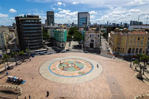 Praça do Marco Zero: Tesouro Histórico com Uma Pitada de Mistério!