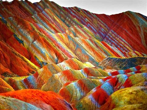 Rainbow Mountains da Zhangye Uma Sinfonia Geológica de Cores Vibrante e Formas Surpreendentes!