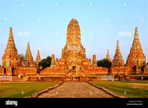  Wat Chaiwatthanaram! Descubra a Magia Histórica e Arquitetura Khmer Deslumbrante nesta joia de Ayutthaya